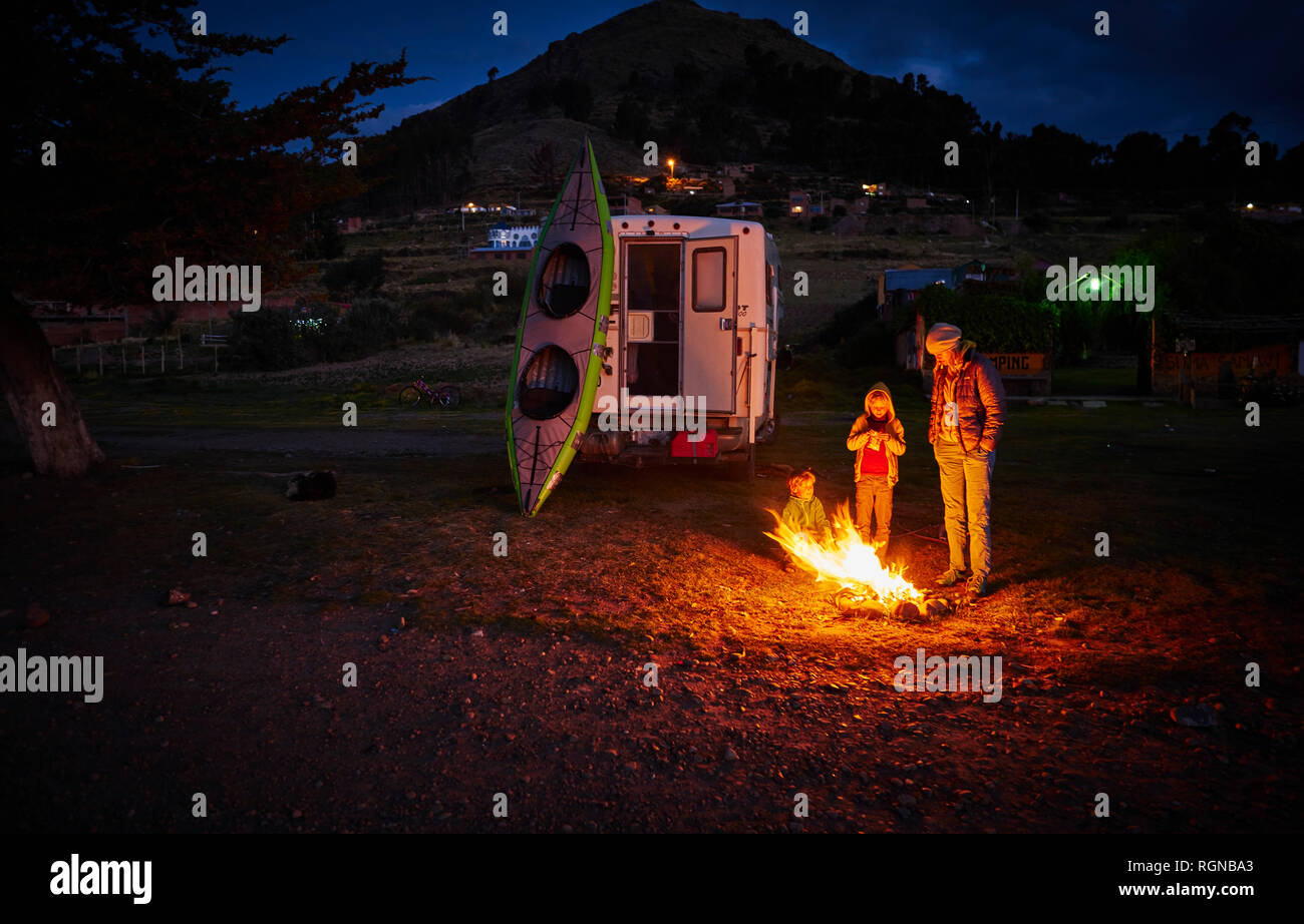 Bolivien, Copacabana, Mutter mit Kindern am Lagerfeuer bei Camper bei Nacht Stockfoto