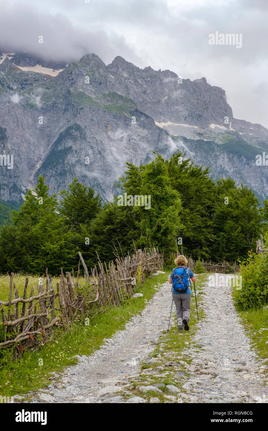 Albanien, Shkoder County, Albanischen Alpen, Theth Nationalpark, Theth, weibliche Wanderer Stockfoto