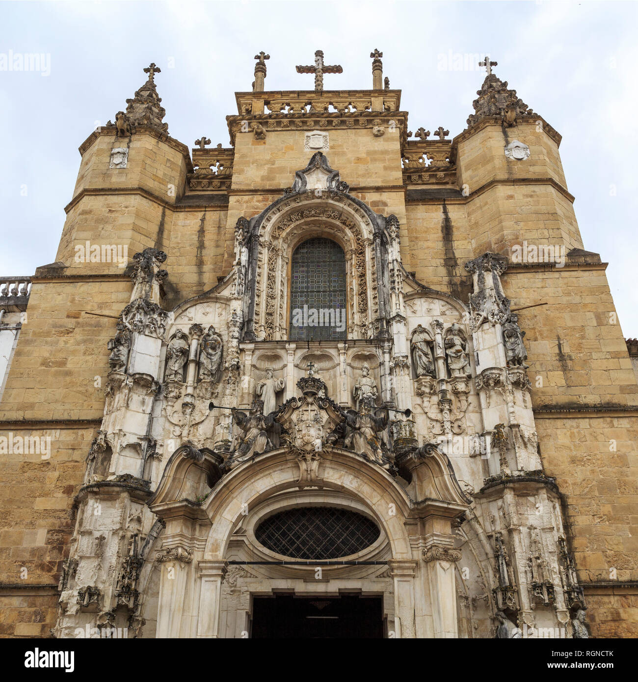 Fassade des Klosters Santa Cruz mit gotischen Manuelinischen und Renaissance Inspiration, im historischen Zentrum von Coimbra, Portugal Stockfoto