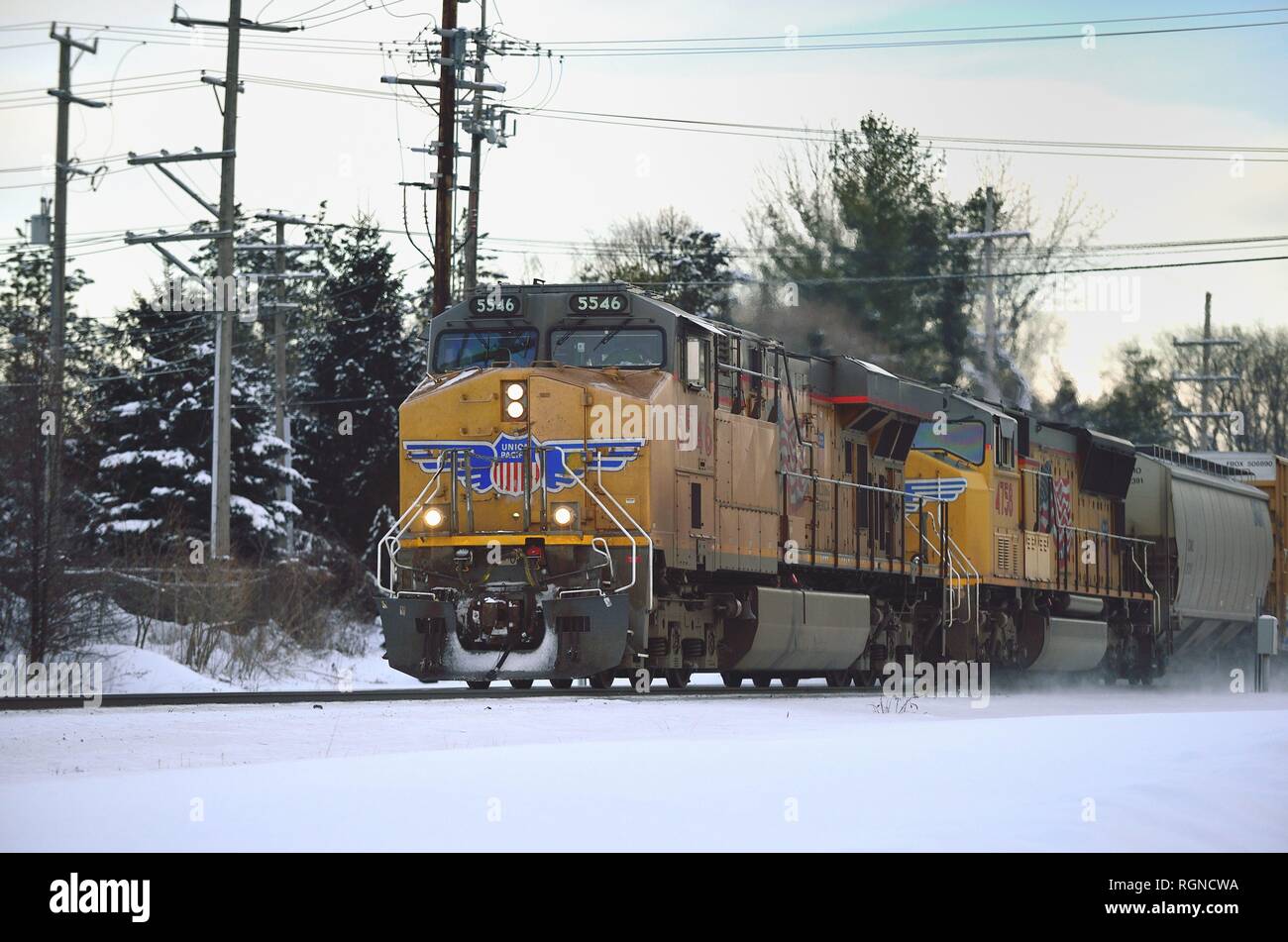 Geneva, Illinois, USA. Die Union Pacific Railroad Güterzug erregt etwas Schnee, wie es Köpfe westwärts durch Genf aus Chicago, Illinois. Stockfoto