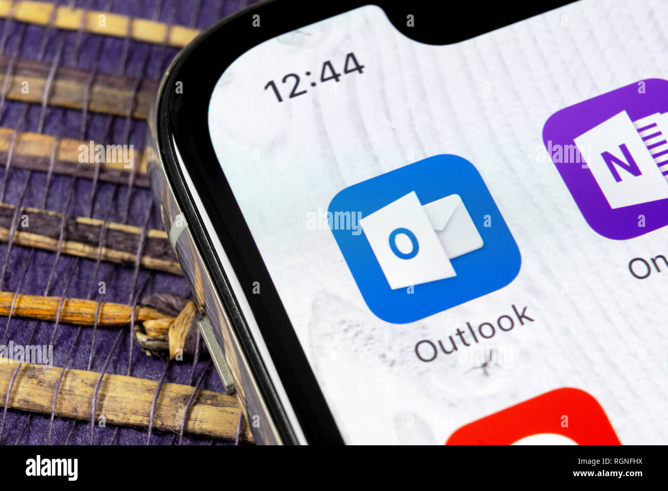 Sankt-Petersburg, Russland, 5. Dezember 2018: Microsoft Outlook office Symbol auf Apple iPhone X-close-up. Microsoft Outlook Symbol der App. Mi Stockfoto