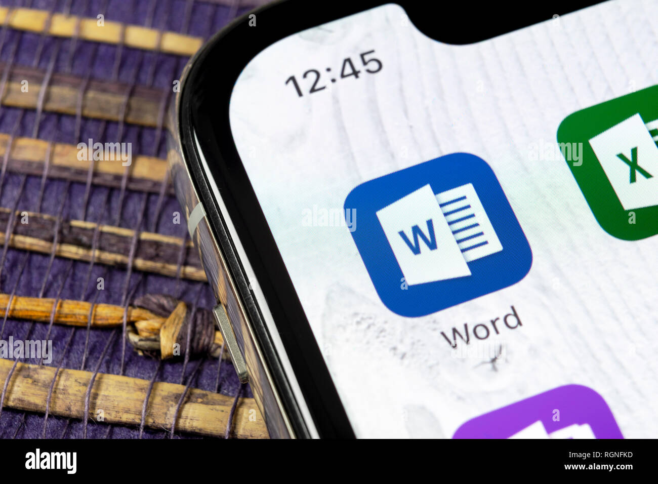 Sankt-Petersburg, Russland, Dezember 5, 2018: Microsoft Word Symbol auf Apple iPhone X-close-up. Microsoft Office Word Symbol. Microsoft o Stockfoto