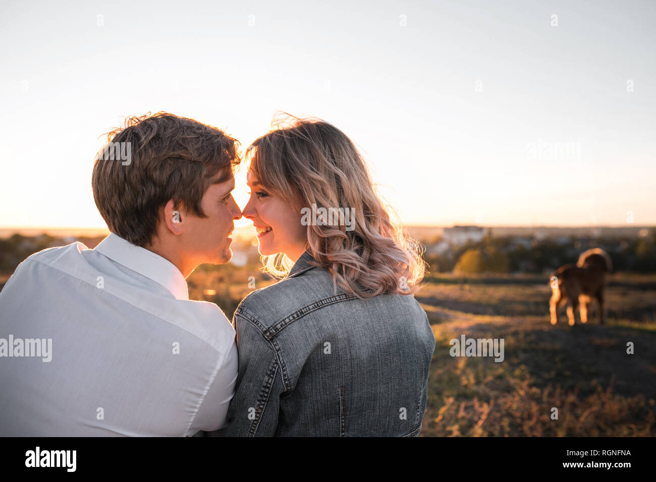 Liebende Paar ist über Kiss bei Sonnenuntergang. Stockfoto