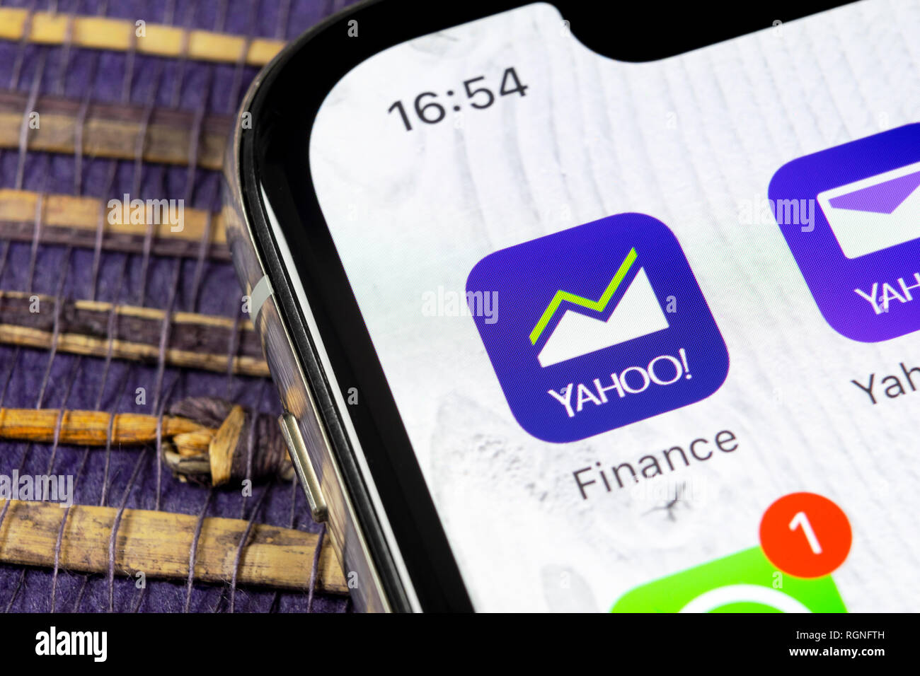 Sankt-Petersburg, 5. Dezember 2018: Yahoo Finance Symbol auf Apple iPhone X Bildschirm des Smartphones. Yahoo Finance App Symbol. Soziales Netzwerk Stockfoto
