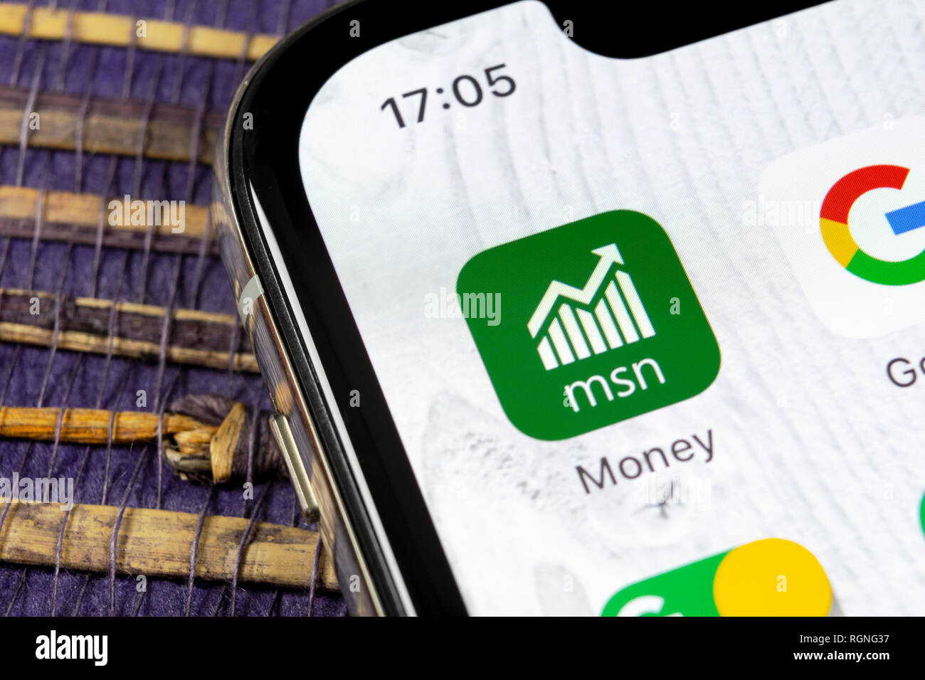 Sankt-Petersburg, Russland, Dezember 5, 2018: Microsoft MSN Money Symbol auf Apple iPhone X Bildschirm des Smartphones. Microsoft MSN Money app Stockfoto