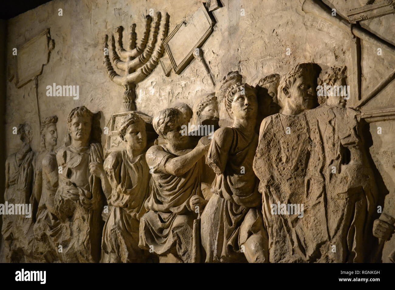 Wandrelief auf Bogen des Titus, die Menorah aus dem Tempel zu Jerusalem genommen, 70 AD Stockfoto