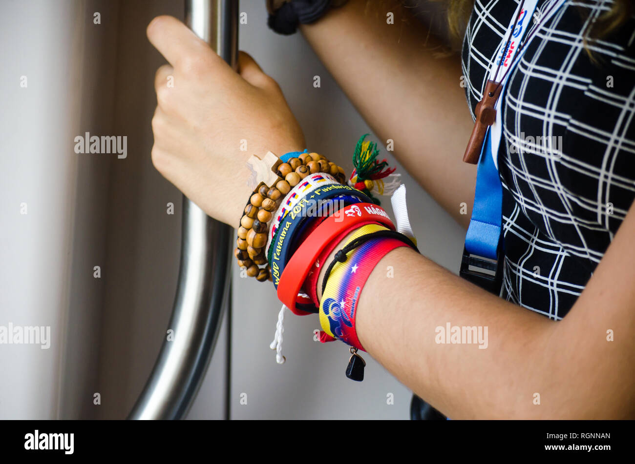 Pilger, die zum Weltjugendtag nimmt an den kulturellen Austausch Handel kleine Gegenstände mit anderen aus anderen Ländern feiern Stockfoto