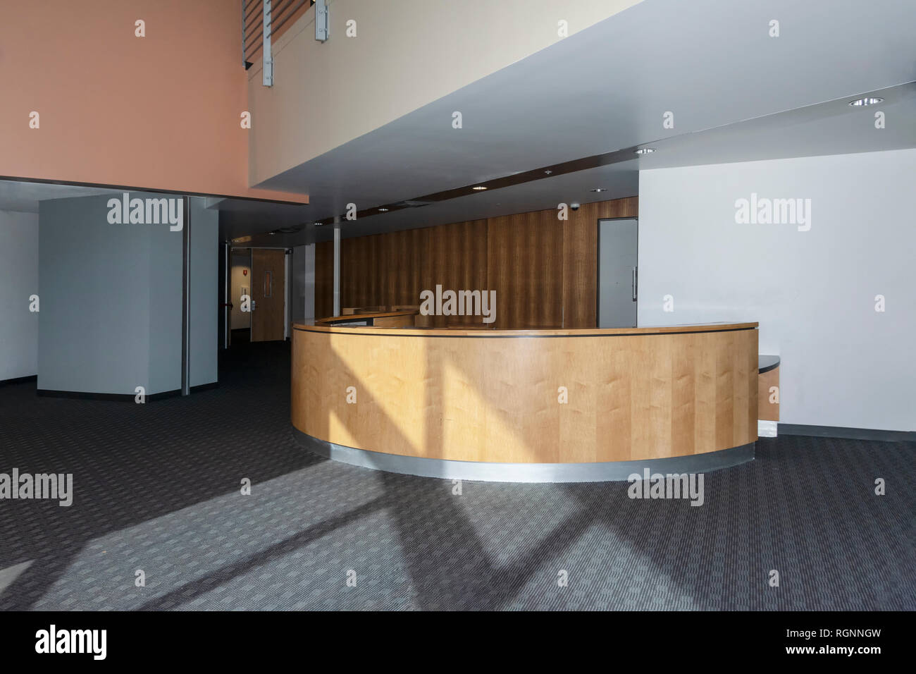 Rezeption stehen in einem Büro Lobby mit Holz Wandelemente Stockfoto