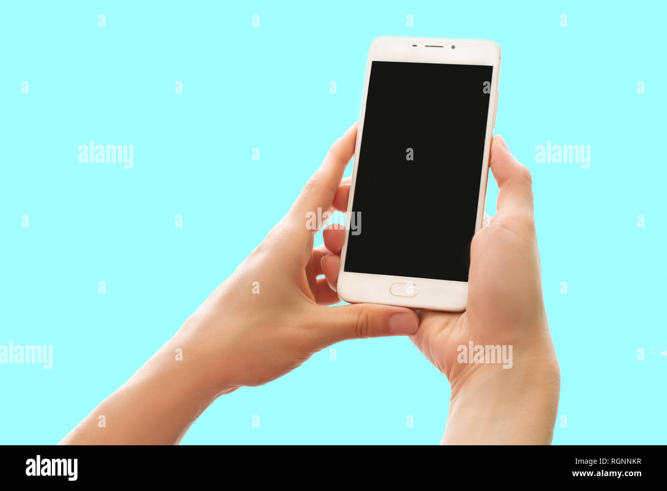 Hände, die mit leeren Bildschirm auf Pastell-blaue Hintergrund isoliert Smartphone. Gerät unterwegs auf. Mock up Konzept Stockfoto