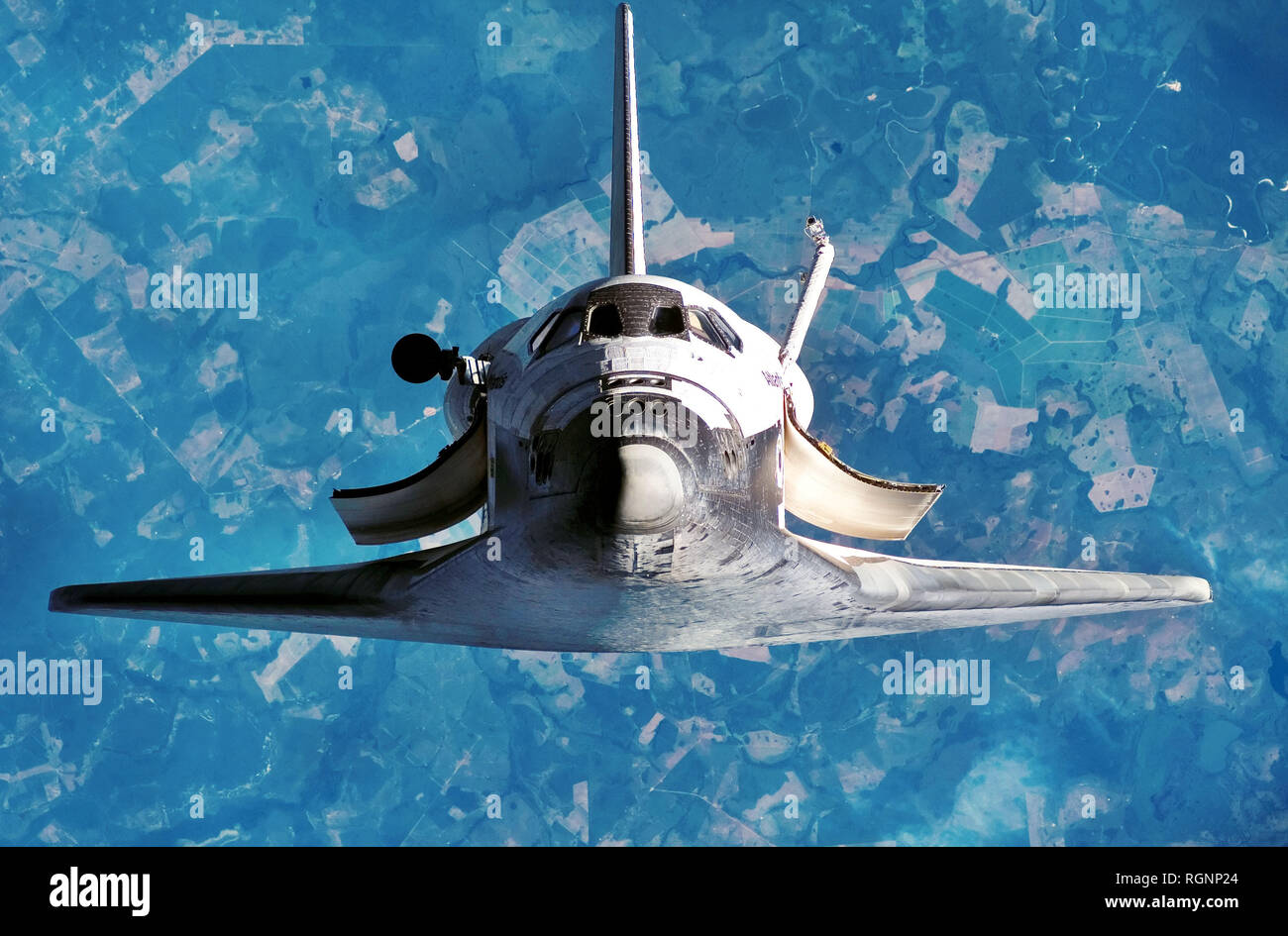 Raumschiff auf dem Flug. Space Shuttle close-up. Blick auf die Erde aus dem Weltraum. Einige Elemente dieses Bild sind von der NASA eingerichtet Stockfoto