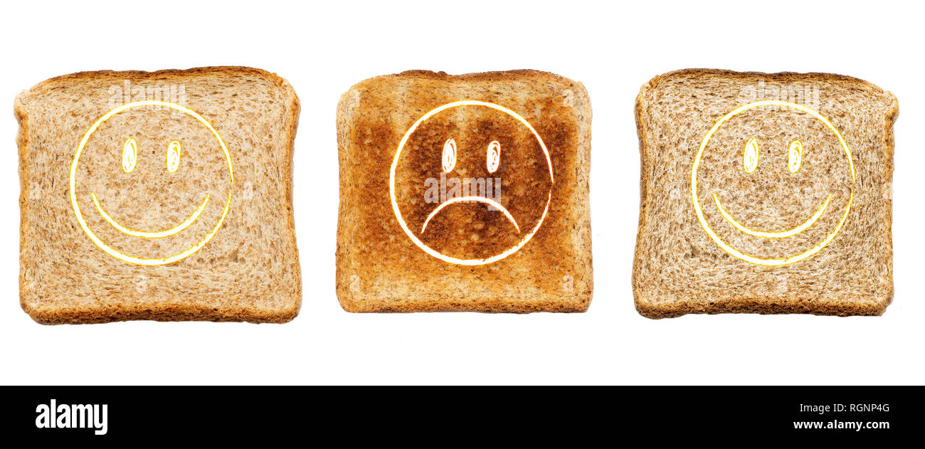 Satz von drei Scheiben frisches Brot zum Toasten auf weißem Hintergrund. Lustige Gesichter Emotion. Close Up. Ansicht von oben Stockfoto