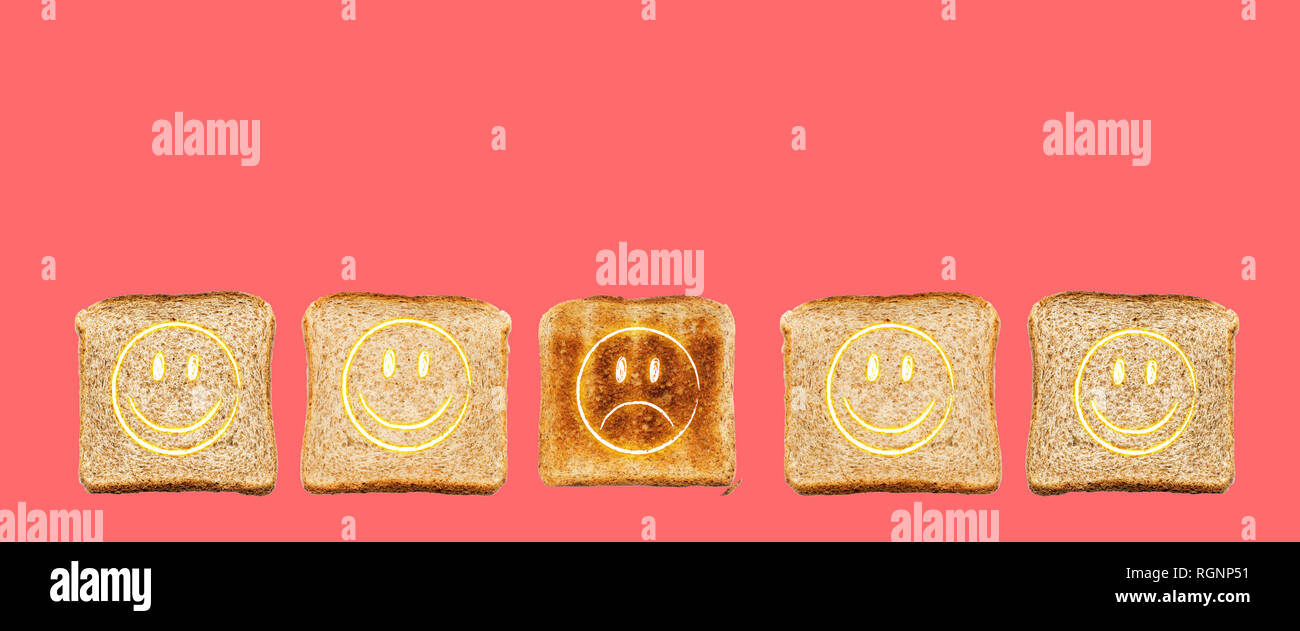 Satz von drei Scheiben frisches Brot zum Toasten auf pastellfarbenen Hintergrund isoliert. Lustige Gesichter Emotion. Kopieren Sie Platz. Ansicht von oben Stockfoto