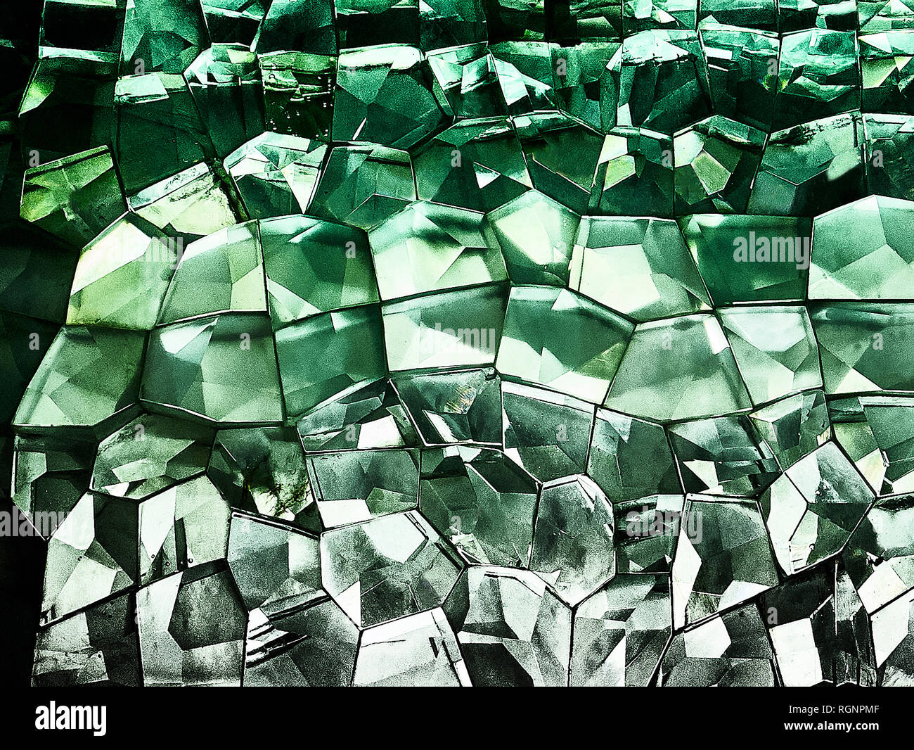 Close-up ein Mosaik von retro style Grün, 3-dimensionale Looking Glass cubicals miteinander verklebt mit Licht scheint durch Stockfoto