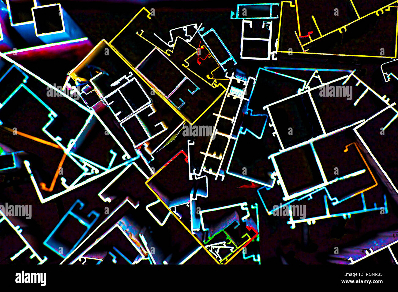 Grafische Ansicht aus Metallstangen, die in der Bauwirtschaft verwendet, in unterschiedlichen Farben für Identifikation gekennzeichnet, vor einem schwarzen Hintergrund fotografiert. Stockfoto