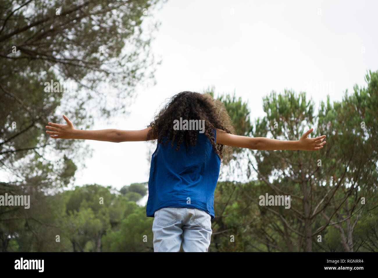 Rückansicht eines Mädchens ausgestreckten Armen im Freien Stockfoto