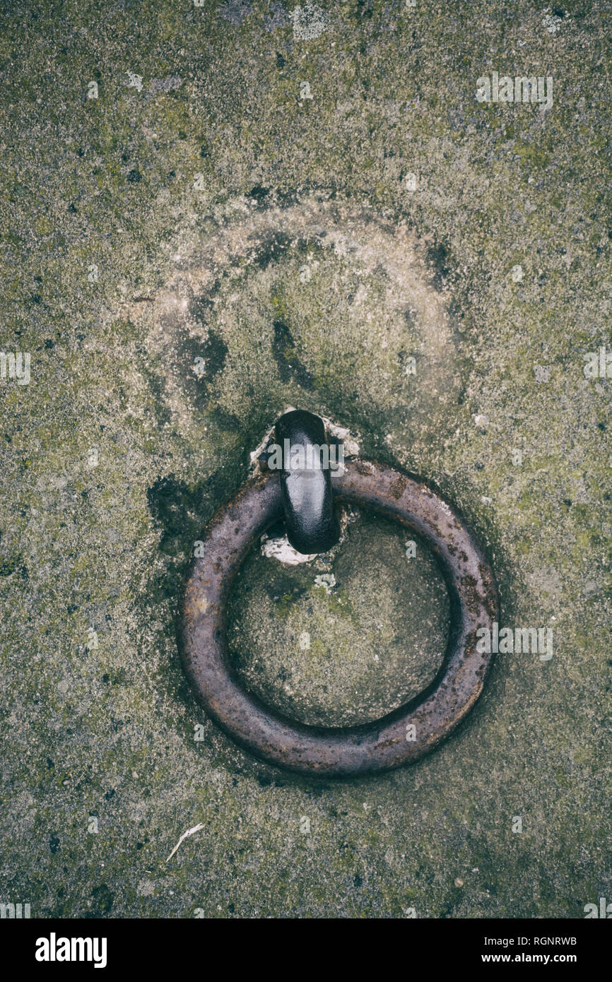 Altes rostiges Metall ring in Betonwand Stockfoto