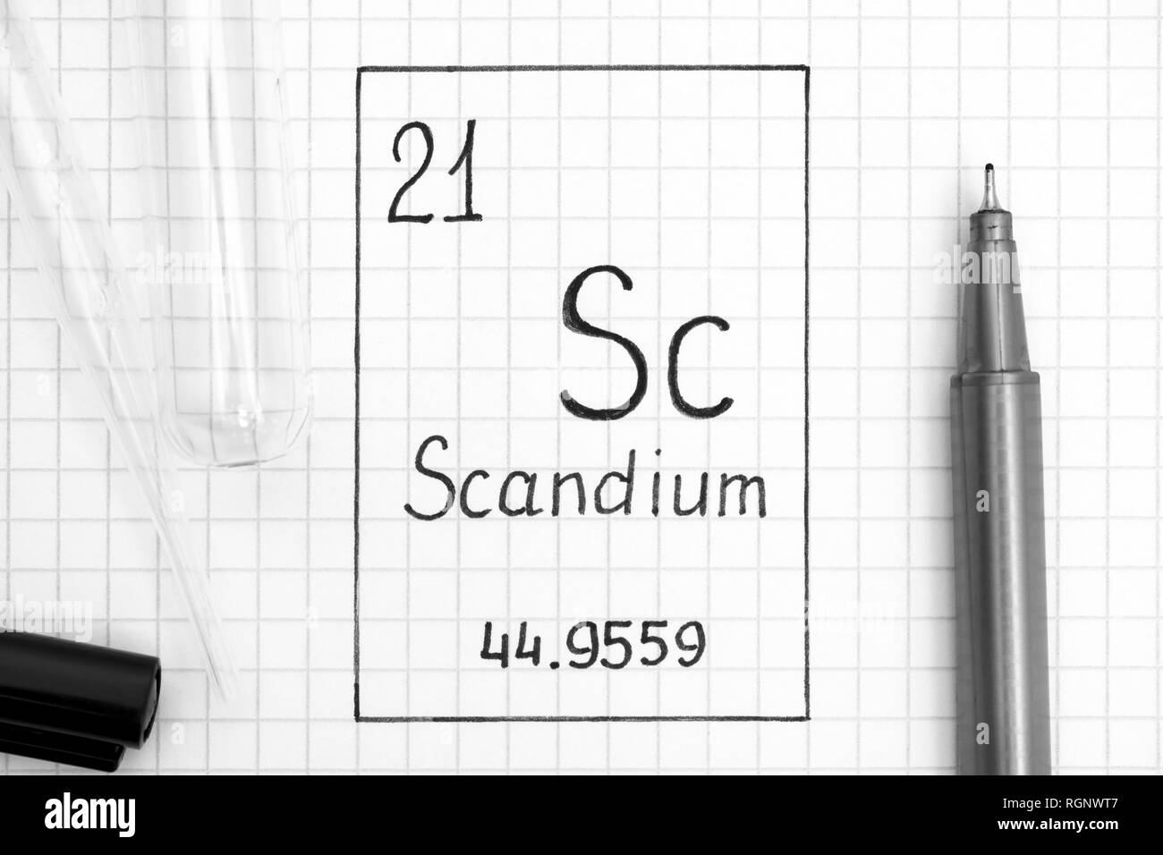 Das Periodensystem der Elemente. Handschrift chemische Element Scandium Sc mit schwarzem Stift, Reagenzglas und Pipette. Close-up. Stockfoto