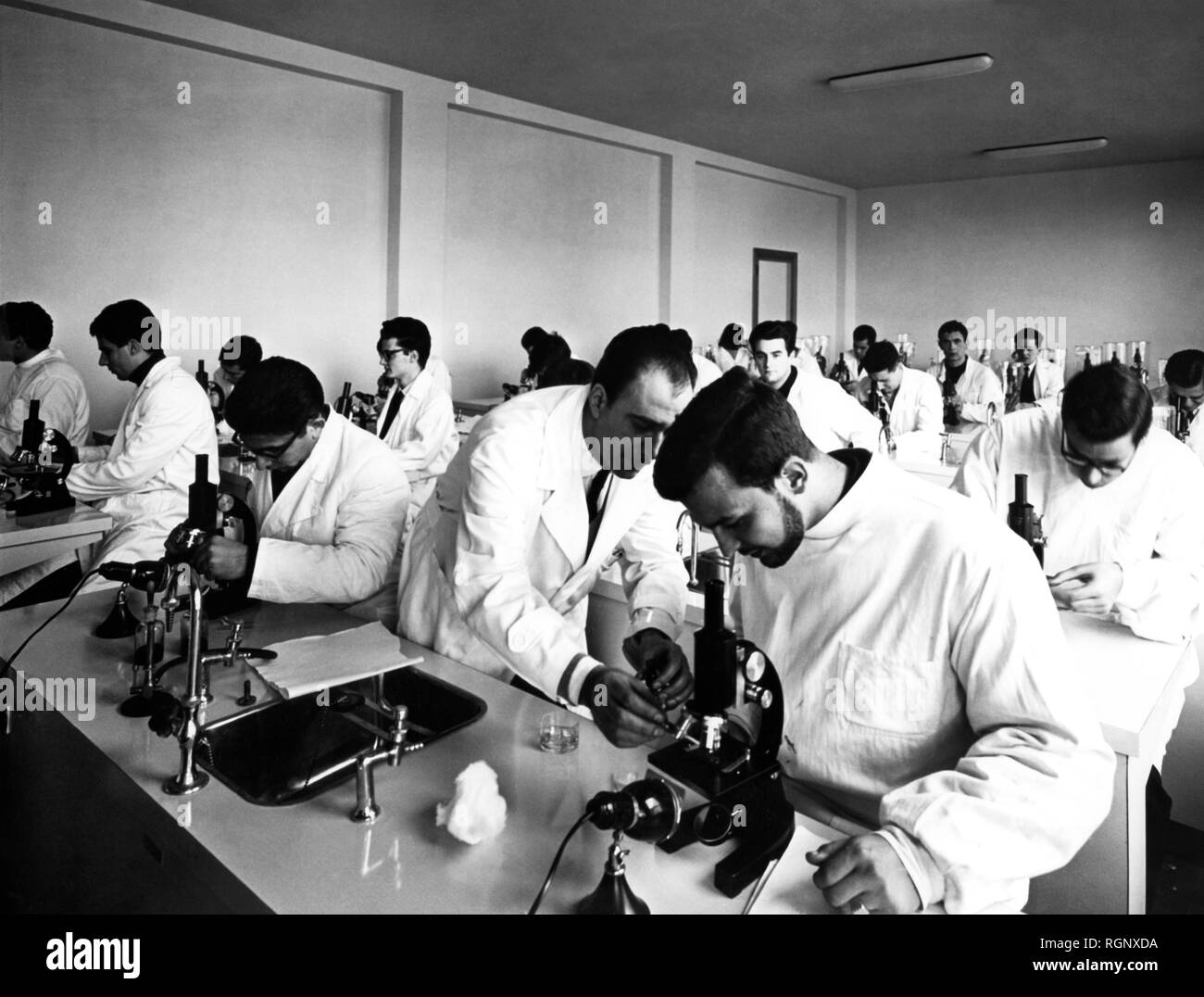 Italia, Roma, lezione di patologia Generale all'Università Cattolica del Sacro Cuore, 1960 Stockfoto