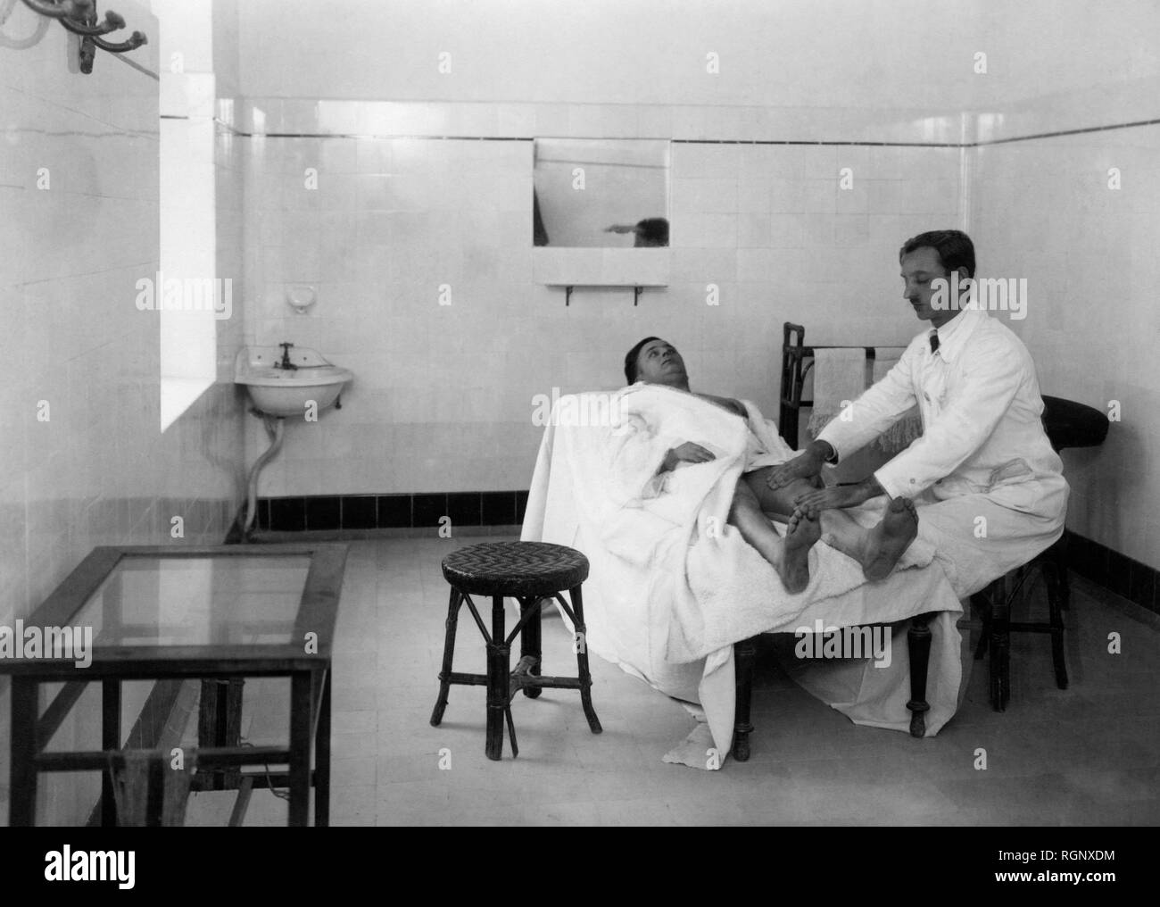 Italia, Kampanien, Terme di Agnano, massaggio terapeutico, 1920 1930 Stockfoto