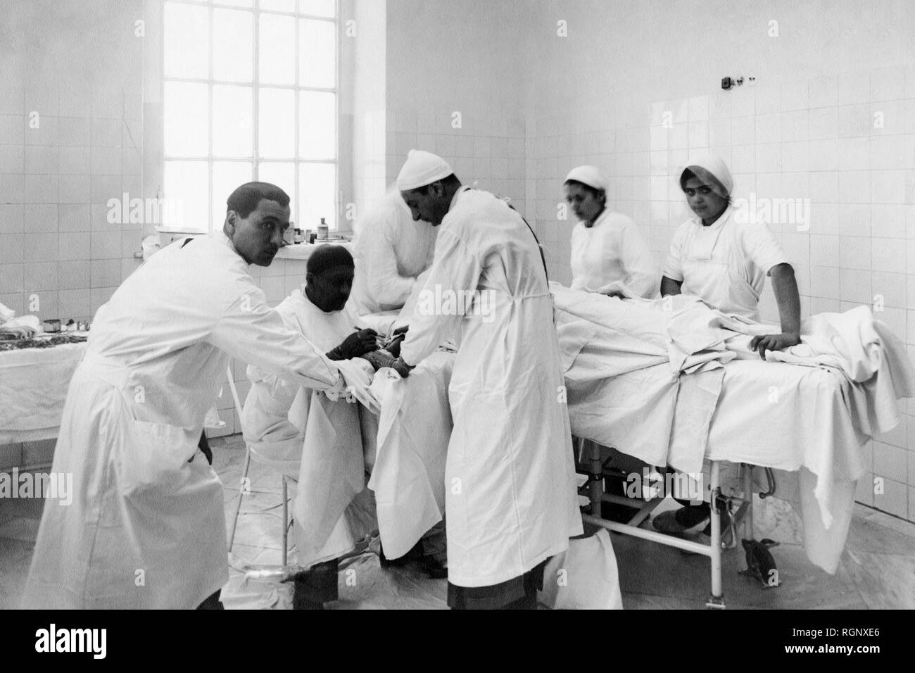 Afrika, Libyen, Tripolis, die Ärzte während der Operation in das neue Betriebssystem Theater, 1930 Stockfoto