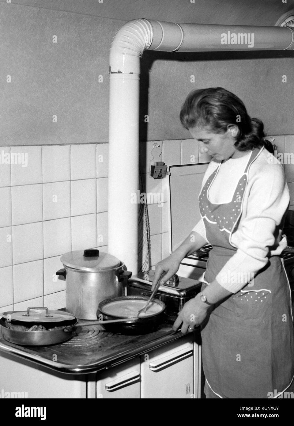 Hausfrau Vorbereitung Bagna Cauda, eine warme dip-typische der Region Piemont, Italien 1965 Stockfoto