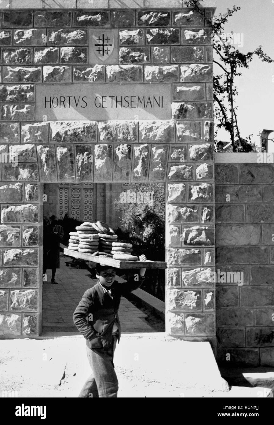 Israel, Jerusalem, Brot Verkäufer vor dem Eingang der Getemani Garten, 1960 Stockfoto
