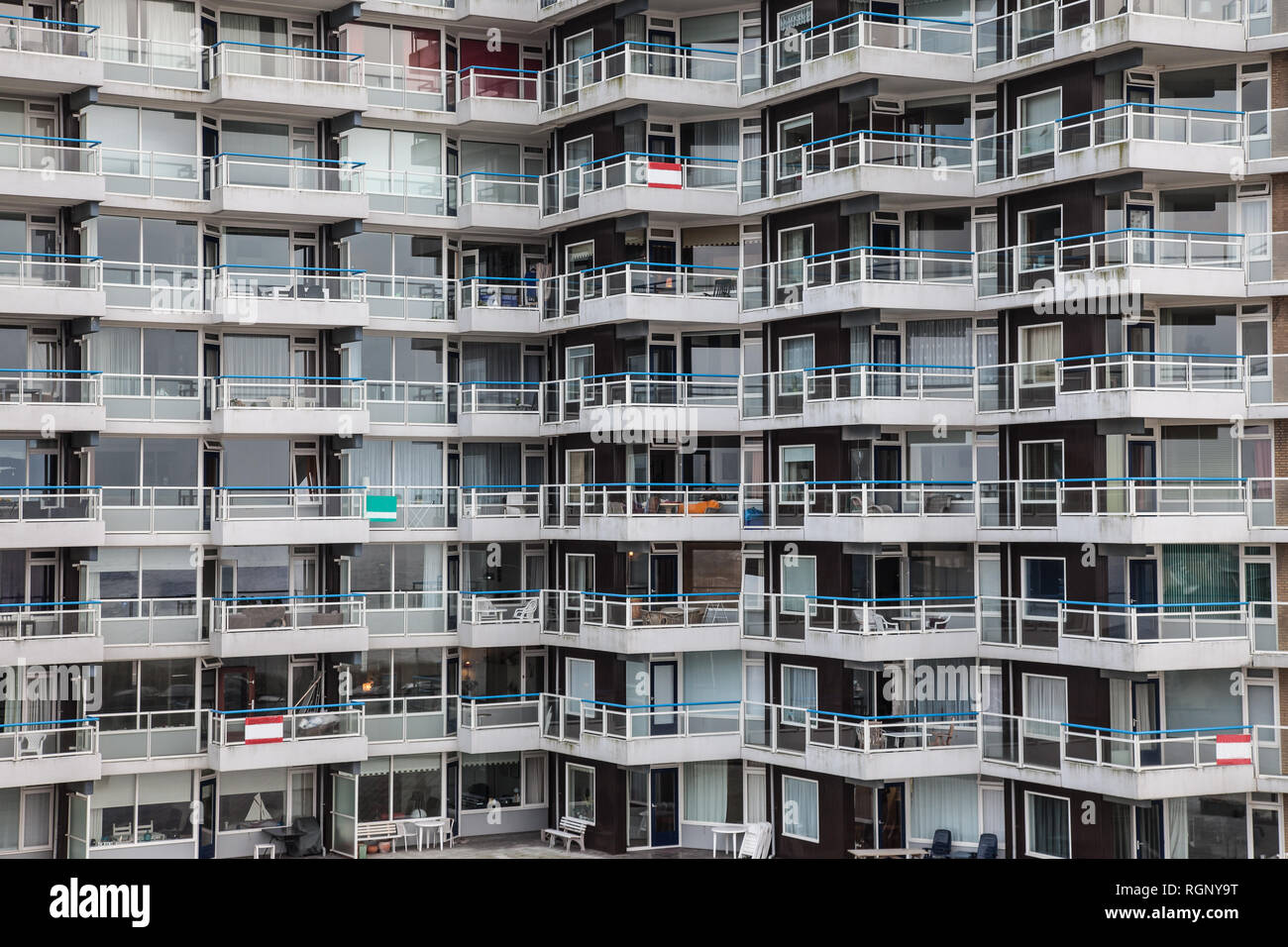 Hochhaus mit Balkonies mit blauem Geländer zeigt das Leben in einem völlig einheitlichen Weise Stockfoto