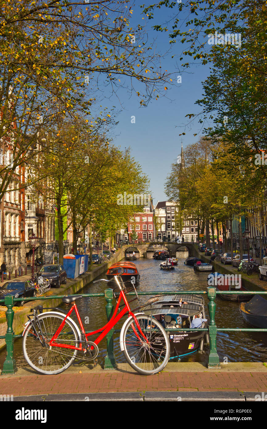 Rot oben sitzen und Fahrrad über Kanal, Amsterdam, Niederlande, betteln, Europa Stockfoto
