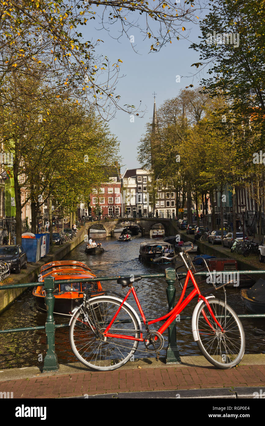Rot oben sitzen und Fahrrad über Kanal, Amsterdam, Niederlande, betteln, Europa Stockfoto