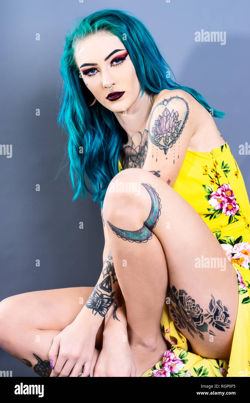 Portrait von ein attraktives Mädchen mit blauen Haaren und Tattoos Stockfoto
