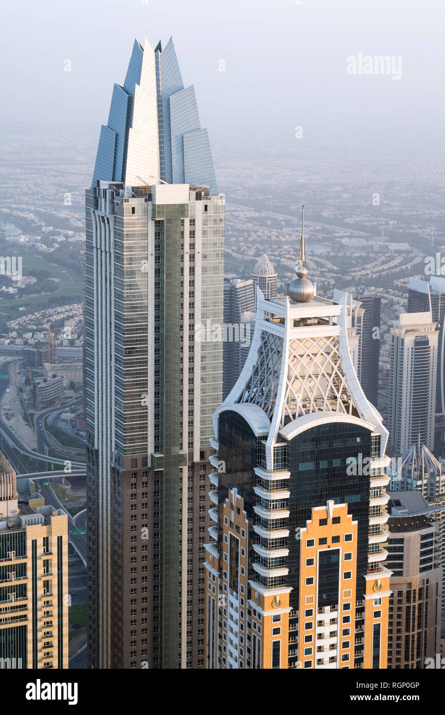 DUBAI, VAE - 16. Februar 2018: Oben in der Marina 101 Tower und Elite Residence Tower Wolkenkratzer in der Dubai Marina, Dubai, VAE Stockfoto