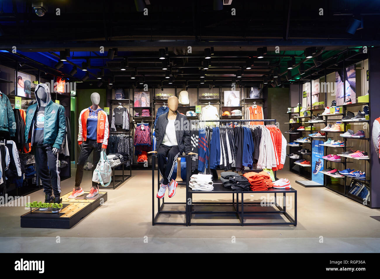 Hongkong - ca. November 2016: Im Adidas Store in Hongkong. Die adidas AG ist eine deutsche multinationale Unternehmen, entwickelt und fertigt Schuh Stockfoto