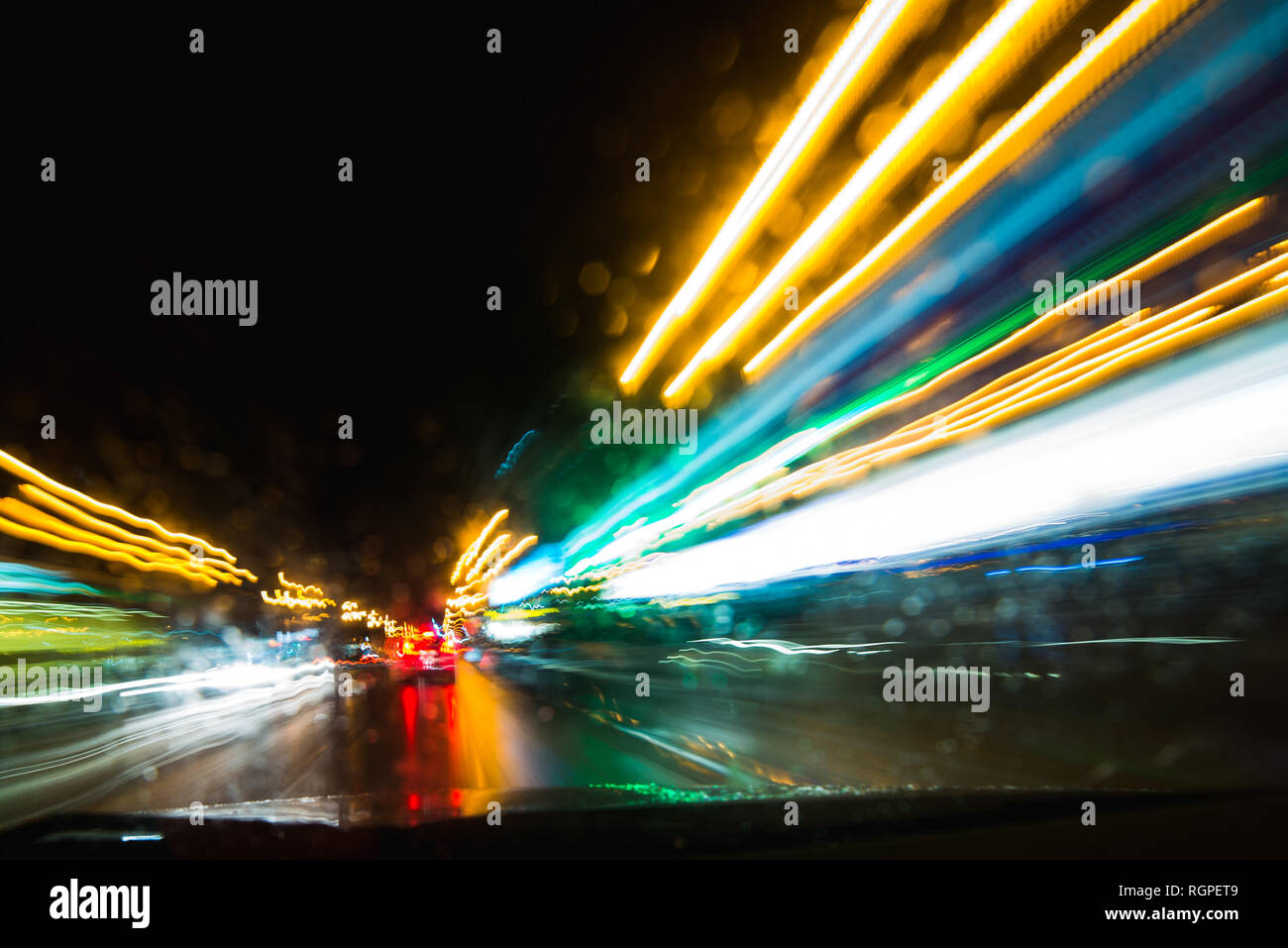 Abstrakte Sicht der hellen Linien der Lichter auf dem Weg durch automobile Fenster bei Nacht Stockfoto