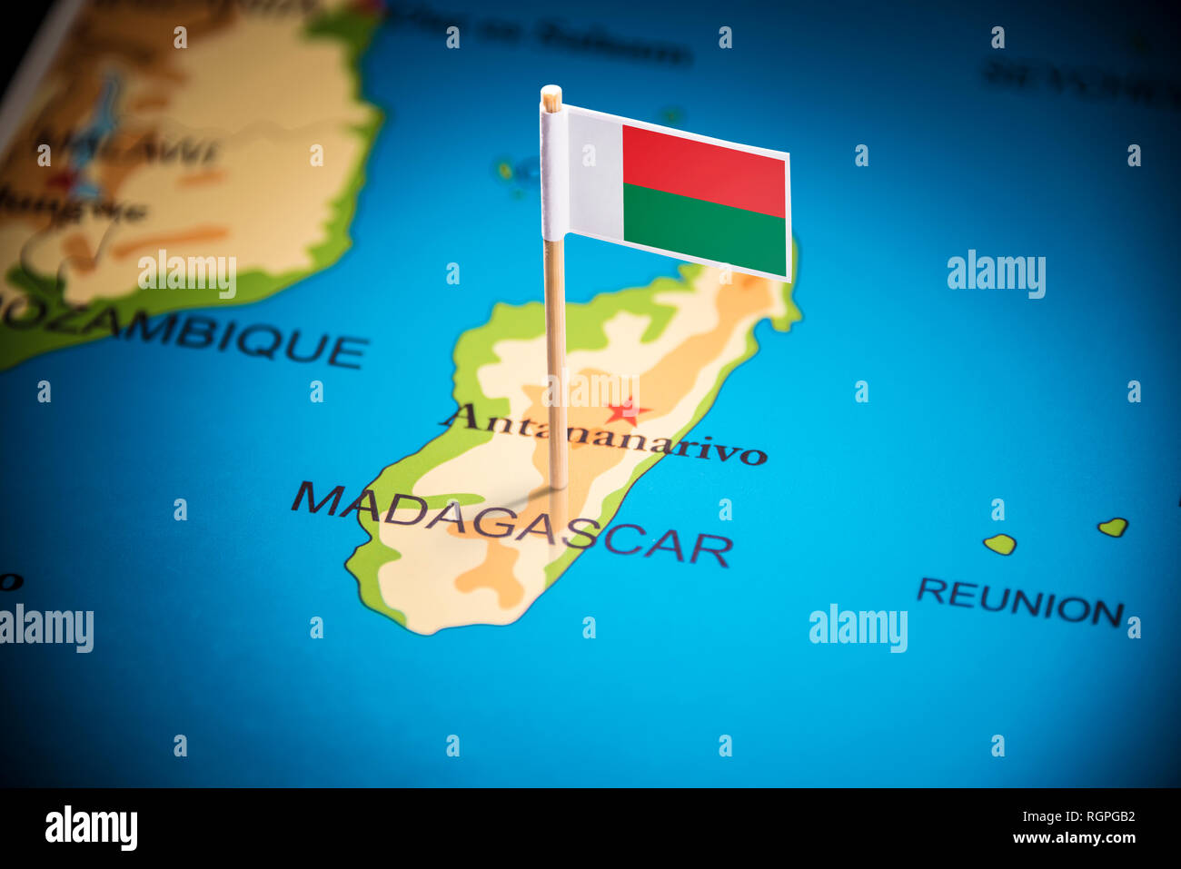 Madagaskar, die mit einem Fähnchen auf der Karte Stockfoto