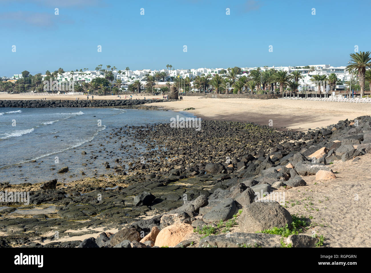 Steine öffnen während der Ebbe. Strand in Costa Teguise. Insel Lanzarote, Spanien. Stockfoto