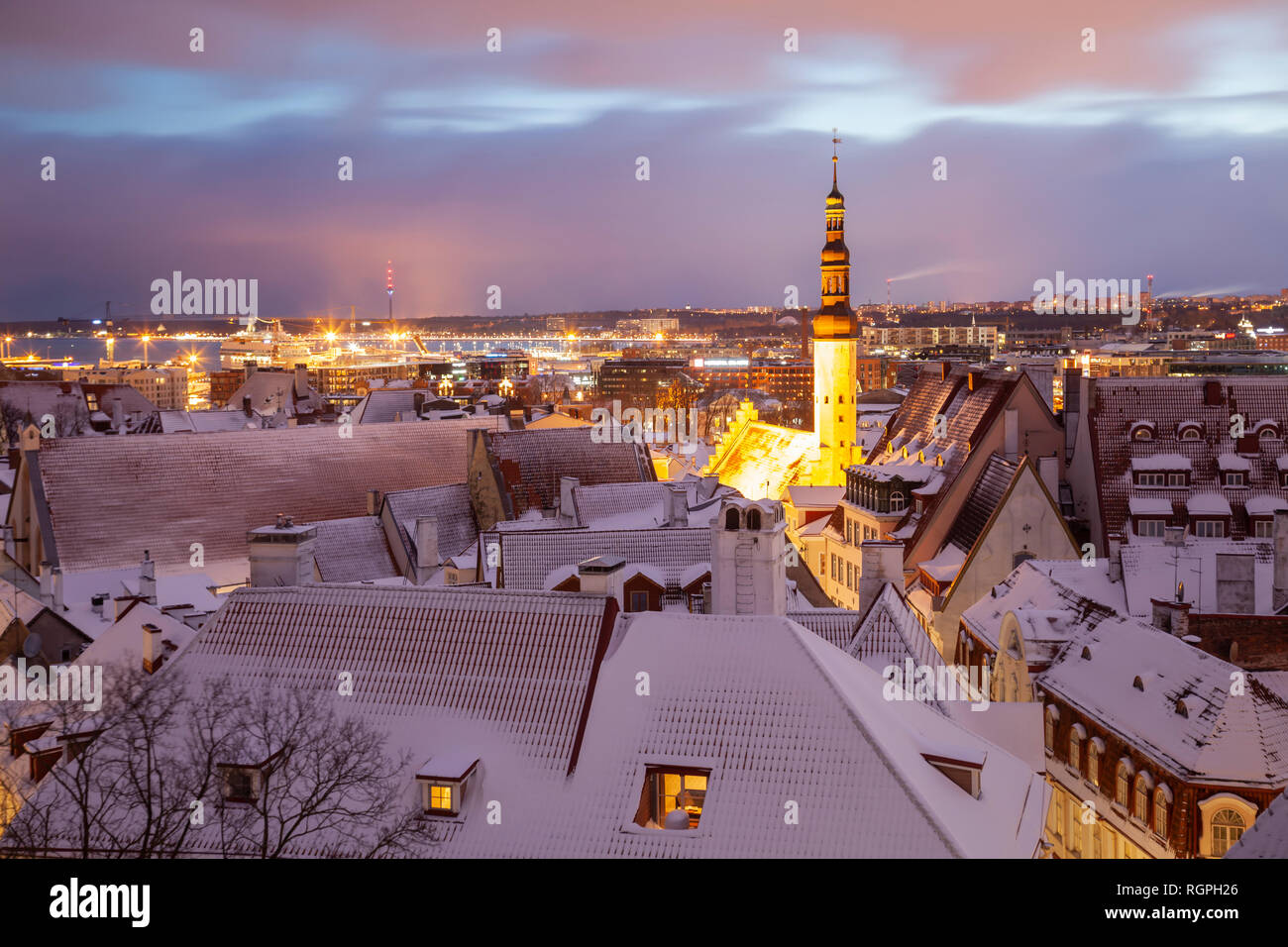 Winter Dawn in Tallinn, Altstadt, Estland. Rathaus Türmen über der Stadt. Stockfoto