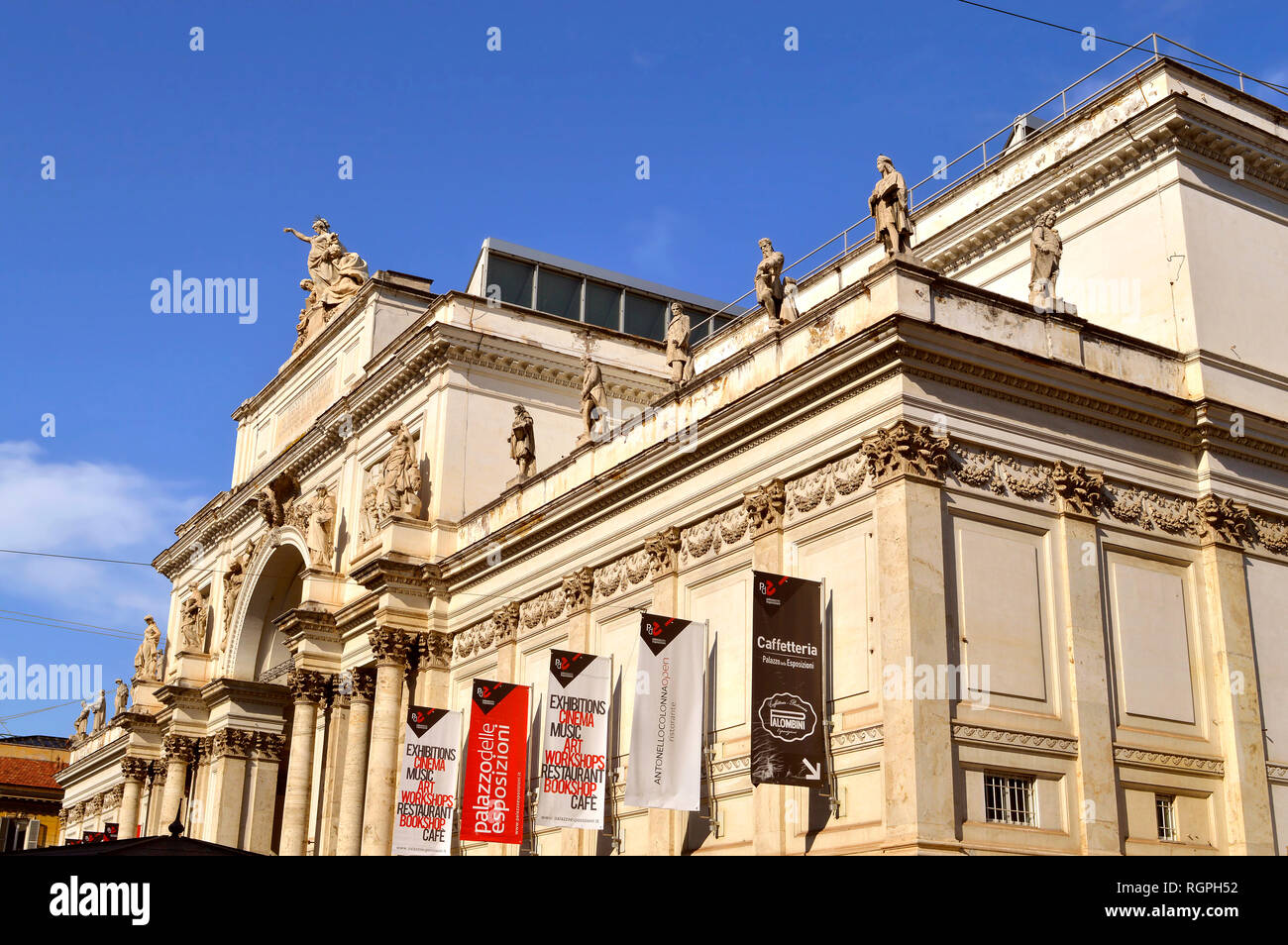 Vor dem Eingang zu den Palazzo Delle Esposizioni neoklassizistische Ausstellungshalle in Rom Stockfoto