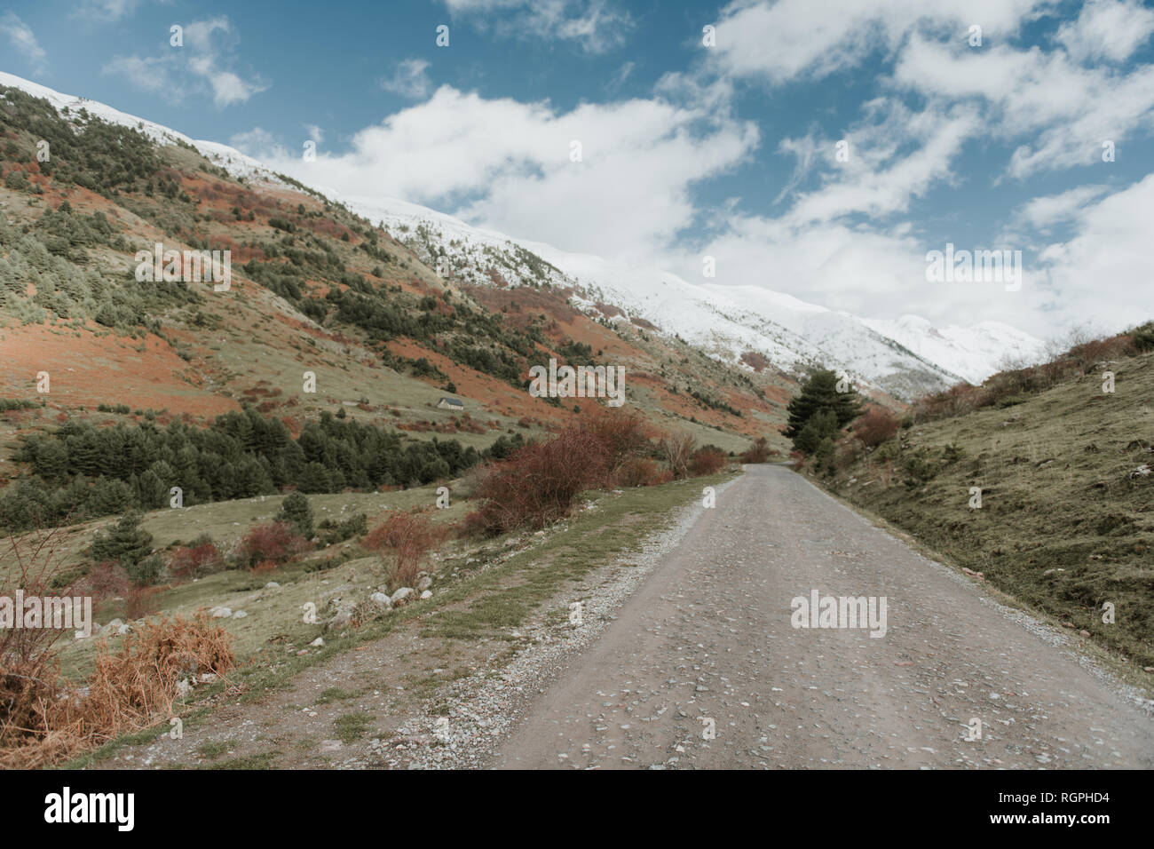 Landschaft Route auf Tal mit Wald und Bergen im Schnee in Pyrenäen Stockfoto