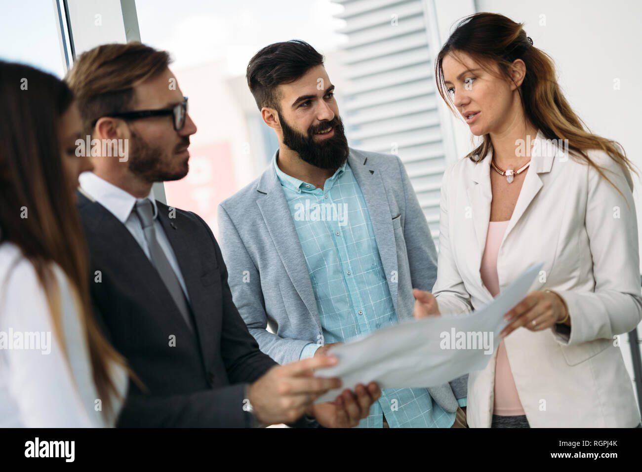 Portrait von jungen Architekten diskutieren im Büro Stockfoto