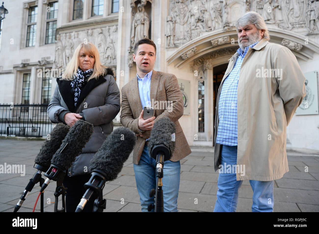 Sam Hallam (Mitte), der hatte eine überzeugung umgeworfen nach des Mordes für schuldig befunden worden ist, sprechen vor dem Obersten Gericht in London, nachdem er seinen Kampf um Entschädigung. Stockfoto