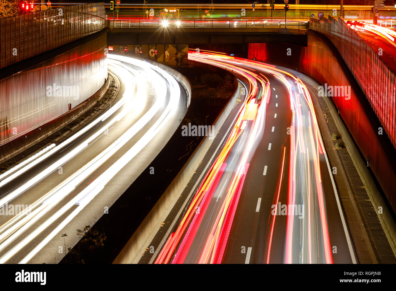 Essen, Nordrhein-Westfalen, Ruhrgebiet, Deutschland - Blau Umweltzone, Autobahn A 40 in der Innenstadt von Essen am Ende des Arbeitstages tr Stockfoto