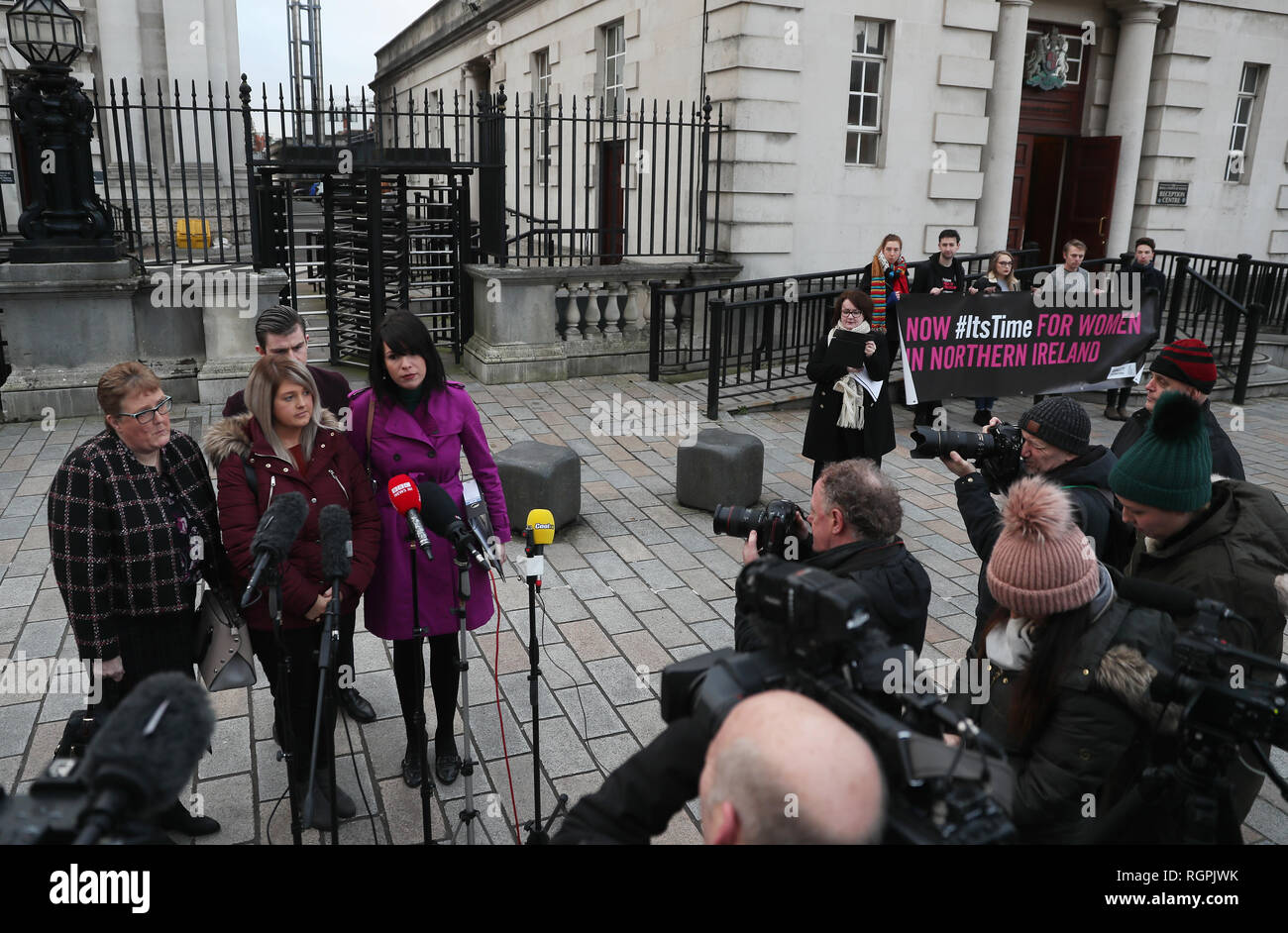 Sarah Ewart (Mitte) zusammen mit ihrer Mutter Jane Christie (links) und Grainne Teggart von Amnesty International an die Medien bei der Ankunft am Hohen Belfaster Gericht für den Beginn ihrer gerichtlichen Überprüfung der Abtreibung Gesetze Nordirlands sprechen. Stockfoto