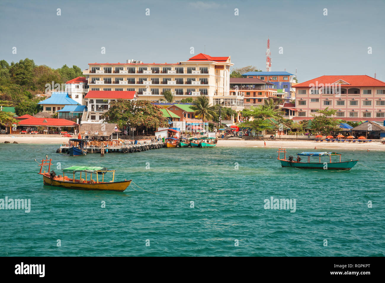 Sihanoukville, Kambodscha. Ansicht vom Meer in die Stadt Strand und Bootssteg Stockfoto