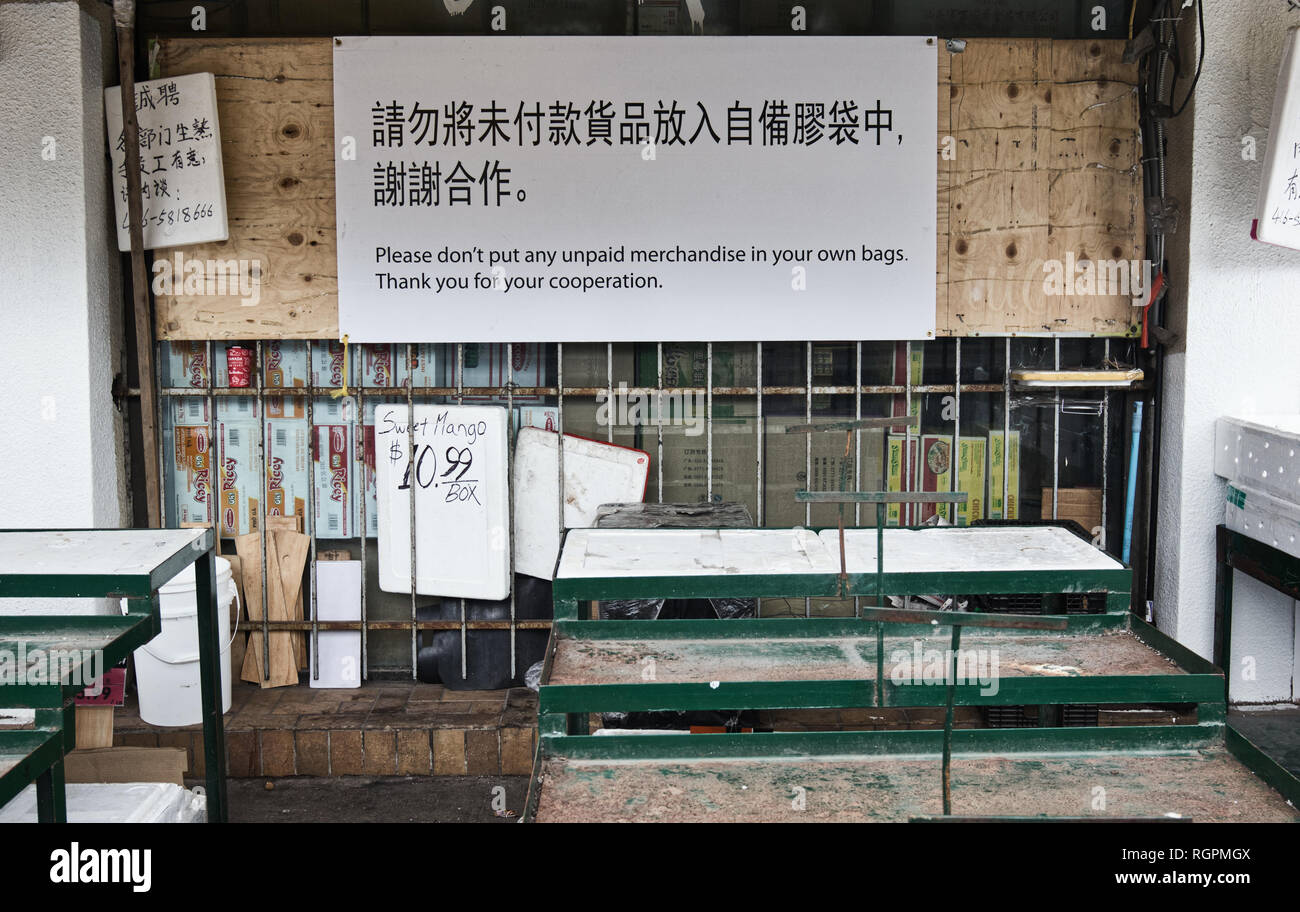 Zeichen in chinesischer und englischer Sprache Warnung Keine unbezahlte Ware in Ihre Tasche zu legen, Chinatown, Toronto, Ontario, Kanada Stockfoto