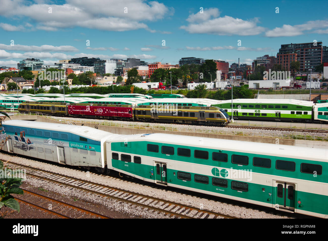 Double Decker Bi-level Go Transit Züge, Union Station, Toronto, Ontario, Kanada Stockfoto