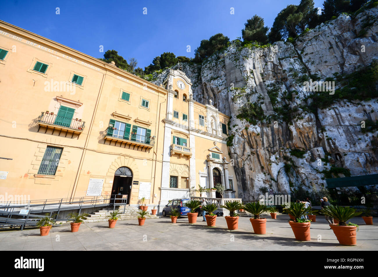 Heiligtum Der Heiligen Rosalia Mit Der Heiligen Hohle Auf Der Seite Einer Felsigen Klippe Auf Der Oberseite Des Monte Pellegrino Bei Palermo Sizilien Italien Stockfotografie Alamy