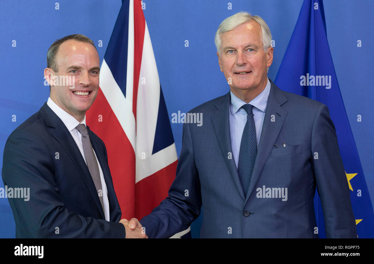 Belgien, Brüssel: Pressekonferenz mit beiden Michel Garnier, Vorstandsvorsitzender der EU Brexit Verhandlungsführer, und Dominic Raab, Staatssekretär für Verlassen des Europ Stockfoto