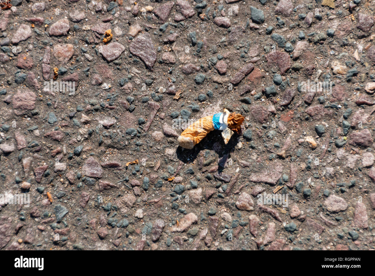 Eine Nahaufnahme eines gebrauchten cigerette Bud liegen auf der geteerten Straße Stockfoto