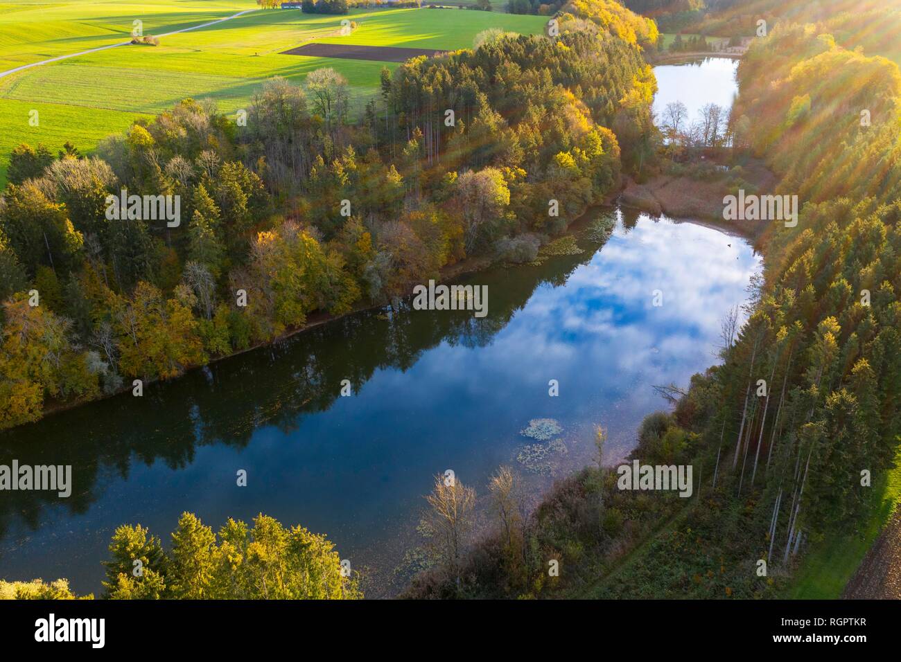 Thanninger Weiher, in der Nähe von Egling, Tölzer Land, drone Aufnahme, Oberbayern, Bayern, Deutschland Stockfoto