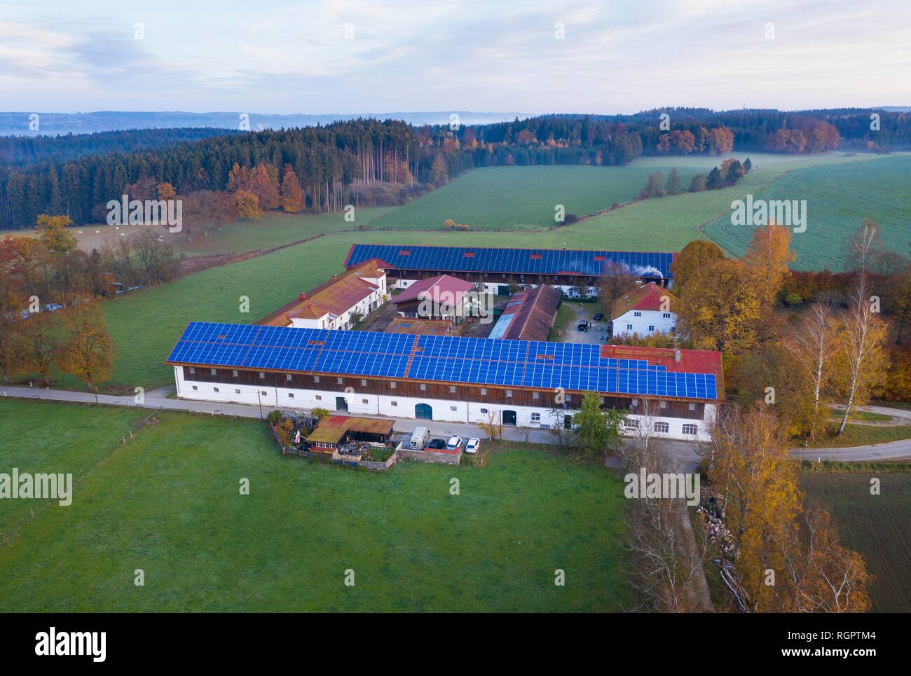 Photovoltaikanlage am Darm, in der Nähe von Geretsried Schwaigwall, Tölzer Land, Voralpen, drone Aufnahme, Oberbayern, Bayern Stockfoto